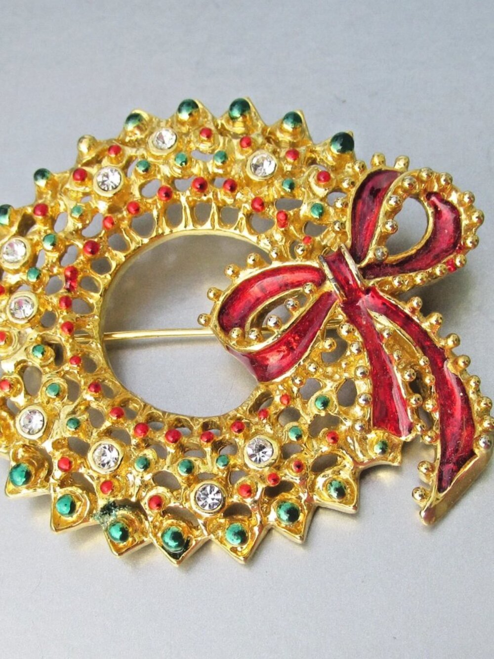 Vintage Christmas WREATH Rhinestone & Enamel Gold Tone Brooch Pin
